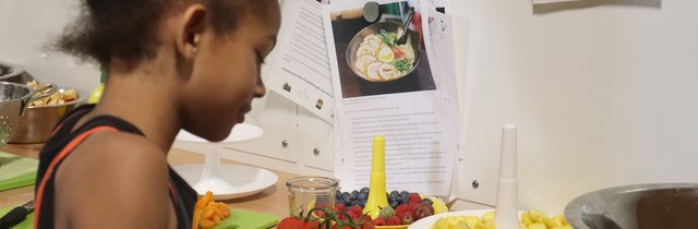 Mädchen beim Kochen